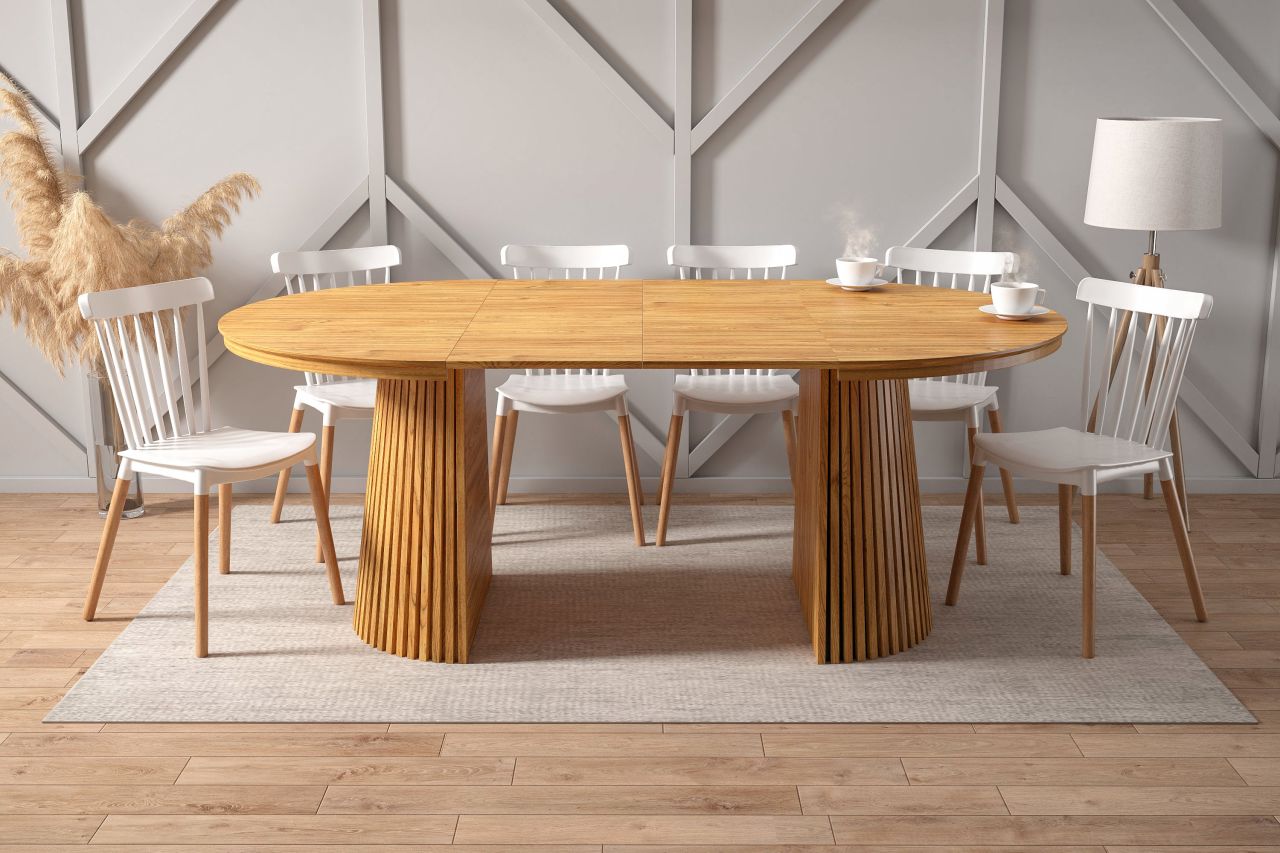 <h2>Une table inspirée du design scandinave</h2> <p> La <strong>Table Spine Oak extensible aspect chêne naturel</strong> incarne l’alliance parfaite entre simplicité et élégance. Son plateau effet chêne met en valeur la beauté du bois, tandis que sa base conique à lattes verticales crée une présence sculpturale unique. Une pièce au charme intemporel, parfaite pour sublimer un intérieur moderne ou naturel. </p> <h2>Matériaux et finitions</h2> <ul> <li>Plateau : MDF avec stratifié décoratif effet chêne naturel</li> <li>Structure : MDF plaqué bois à finition veinée</li> <li>Finition : résistante, facile à entretenir et douce au toucher</li> </ul> <h2>Dimensions du produit</h2> <ul> <li>Longueur : 120 cm (160 ou 200 cm une fois dépliée)</li> <li>Largeur : 120 cm</li> <li>Hauteur : 75 cm</li> </ul> <h2>Une table extensible ingénieuse</h2> <p> Grâce à ses deux rallonges de 40 cm chacune, la table <strong>Spine Oak</strong> s’adapte facilement à toutes les situations : d’un dîner intime à une grande réception. Son système d’extension intégré assure stabilité et fluidité d’utilisation, sans compromettre son design épuré. </p> <h2>Inspiration Golddeco</h2> <p> Associez la <strong>Table Spine Oak</strong> à des chaises en tissu clair ou en similicuir camel pour un look harmonieux. Son aspect chêne chaleureux se marie idéalement avec des ambiances scandinaves, naturelles ou contemporaines. Un incontournable pour un intérieur raffiné et accueillant. </p>